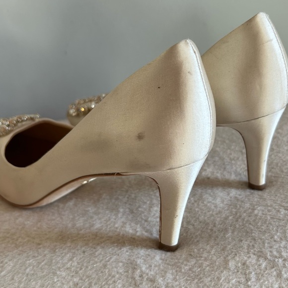 Badgley Mischka Women's Carrie Pump - Champagne size 6.5 - Picture 10 of 14